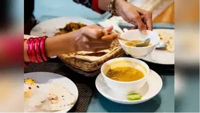 Vastu Tips: वास्तूशास्त्रानुसार कोणत्या दिशेला बसून जेवणे फायदेशीर, जाणून घ्या....