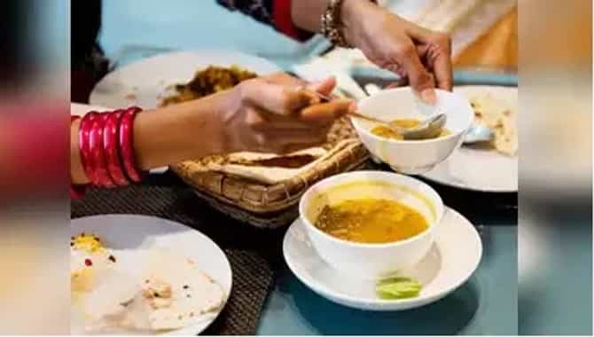 Vastu Tips: वास्तूशास्त्रानुसार कोणत्या दिशेला बसून जेवणे फायदेशीर, जाणून घ्या....