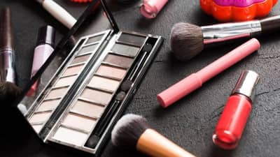 तुमच्या मेकअप किट मधून या गोष्टींना करा बाय-बाय, अन्यथा त्वचेला होईल नुकसान