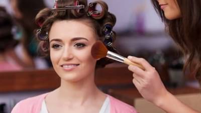 मेकअप केल्यानंतर तुम्हालाही खूप घाम येतोय का? तर या 4 टिप्स नक्की अवलंबा