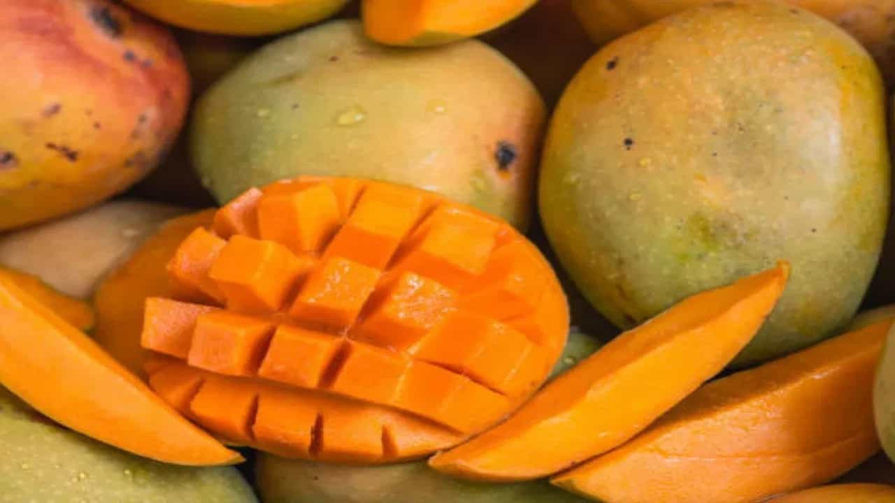 Diabetes असलेल्या रूग्णांनी आंबा खावा की नाही? जाणून घेऊया तज्ञांचे मत....