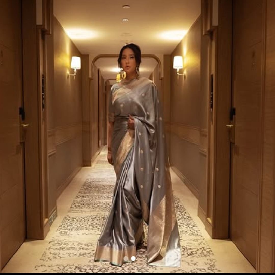 साडीत अभिनेत्रीने काही फोटो पोस्ट केले आहे. आजही मनिषाचं सौंदर्य कमी झालेलं नाही. साडीत फोटोशूट करत अभिनेत्री चाहत्यांना फॅशन गोल्स देताना दिसते.