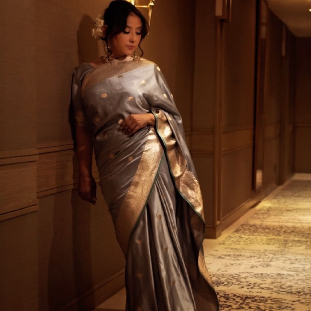 अभिनेत्री मनिषा कोईराला कायम सोशल मीडियावर सक्रिय असते. सोशल मीडियावर अभिनेत्री कायम स्वतःचे फोटो आणि व्हिडीओ पोस्ट करत असते. आता देखील अभिनेत्रीचे काही फोटो सोशल मीडियावर तुफान व्हायरल होत आहे. 