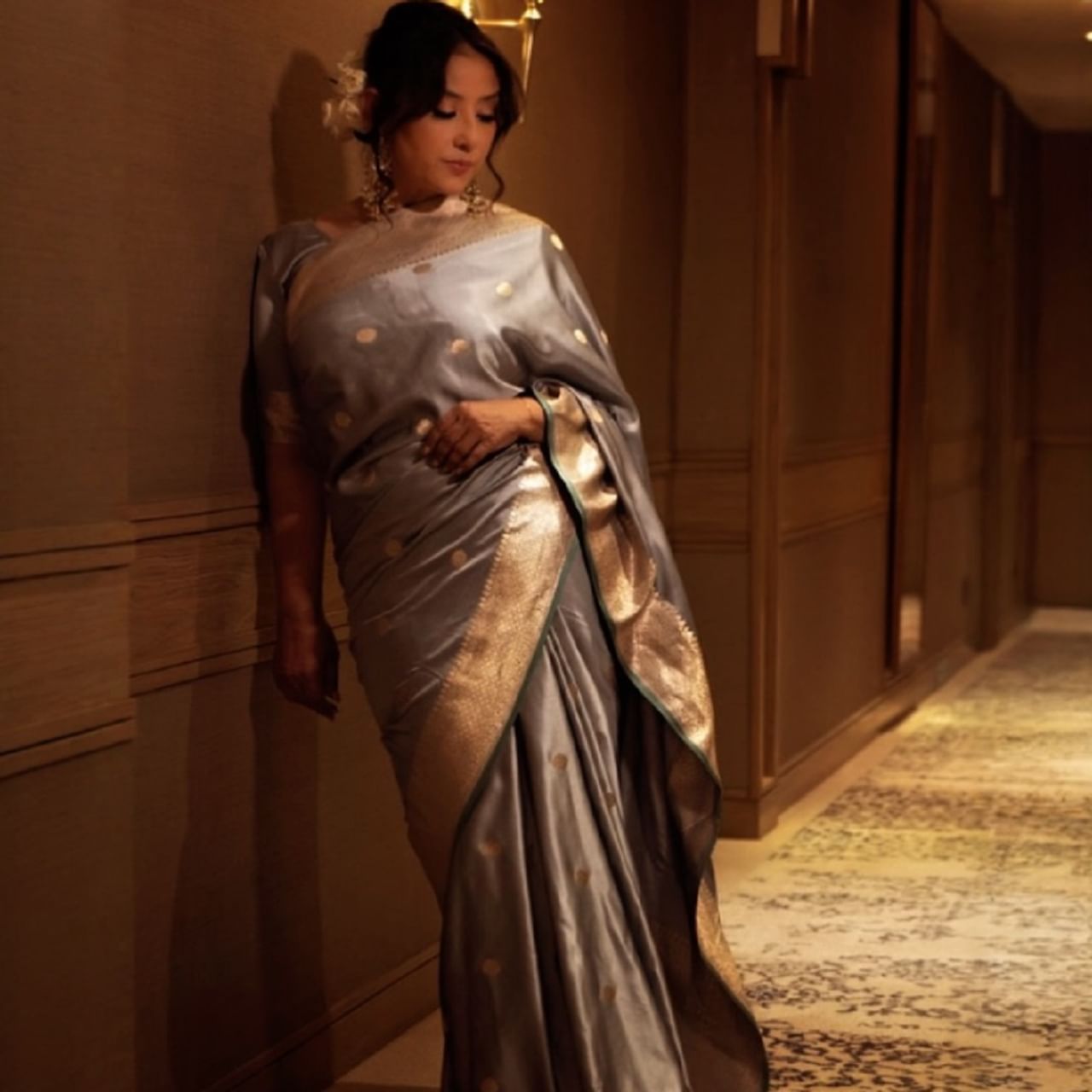 अभिनेत्री मनिषा कोईराला कायम सोशल मीडियावर सक्रिय असते. सोशल मीडियावर अभिनेत्री कायम स्वतःचे फोटो आणि व्हिडीओ पोस्ट करत असते. आता देखील अभिनेत्रीचे काही फोटो सोशल मीडियावर तुफान व्हायरल होत आहे. 