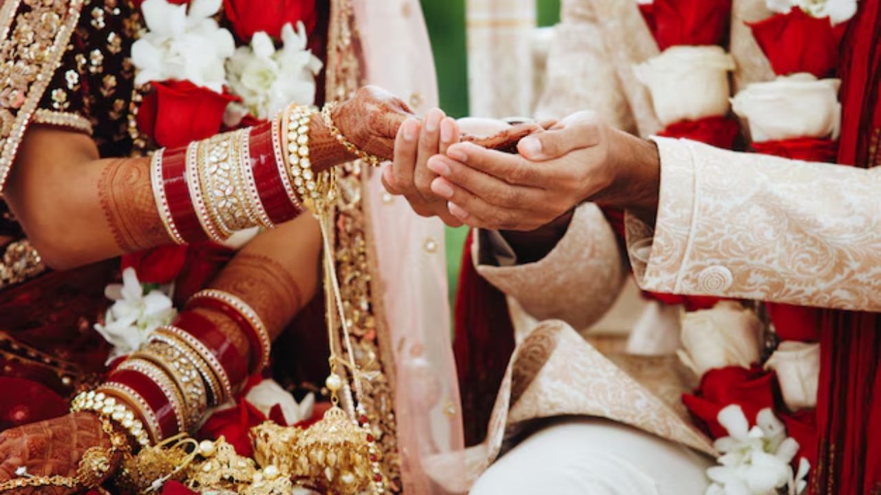 धामधुमीत लग्न अन् तिसऱ्याच दिवशी वधू पळाली; जळगावात नेमकं काय घडलं? धामधुमीत लग्न अन् तिसऱ्याच दिवशी वधू पळाली; जळगावात नेमकं काय घडलं?