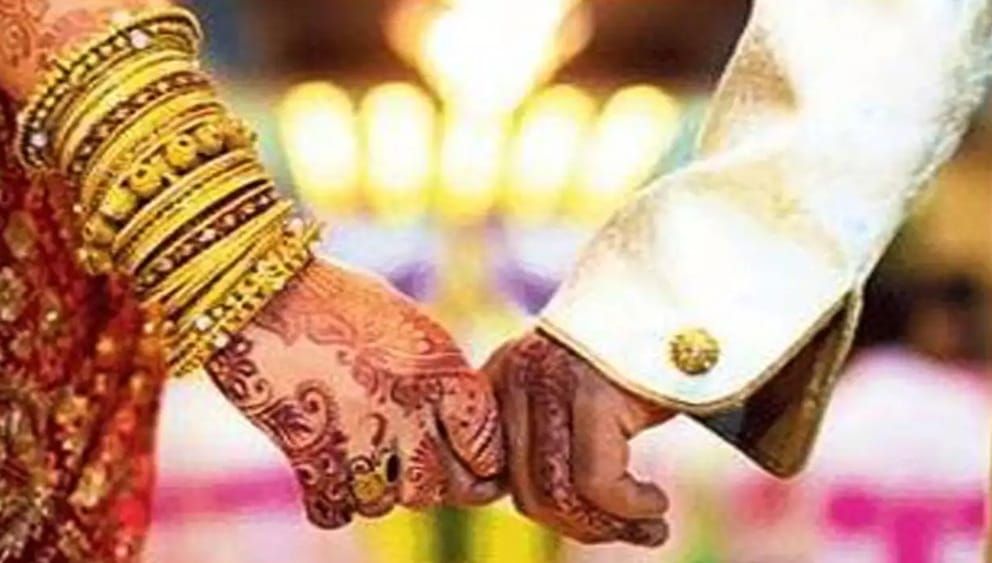 पुण्यातील तरुणीचं हॉटेलच्या रुममध्ये होणाऱ्या नवऱ्यासोबत लग्नाआधीच मोठं कांड, प्रकार उघड झाला अन्...