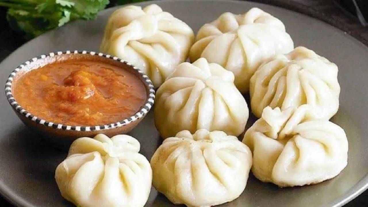 मोमोज खाताय? जपून... मोमोजच्या फॅक्ट्रीच्या फ्रिजमध्ये कुत्र्याचे शीर; या शहरात उडाली खळबळ
