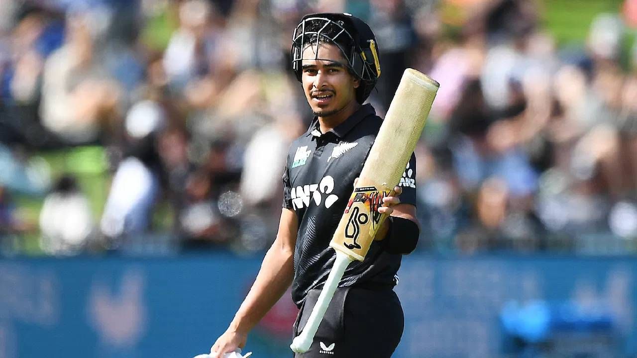 नेपियरमधील मॅकलीन पार्क मैदानावर पाकिस्तानविरुद्ध स्फोटक अर्धशतक झळकावून मोहम्मद अब्बासने नवा विश्वविक्रम प्रस्थापित केला आहे. विशेष म्हणजे त्याने त्याच्या पदार्पणाच्या सामन्यातच स्फोटक फलंदाजी दाखवली.