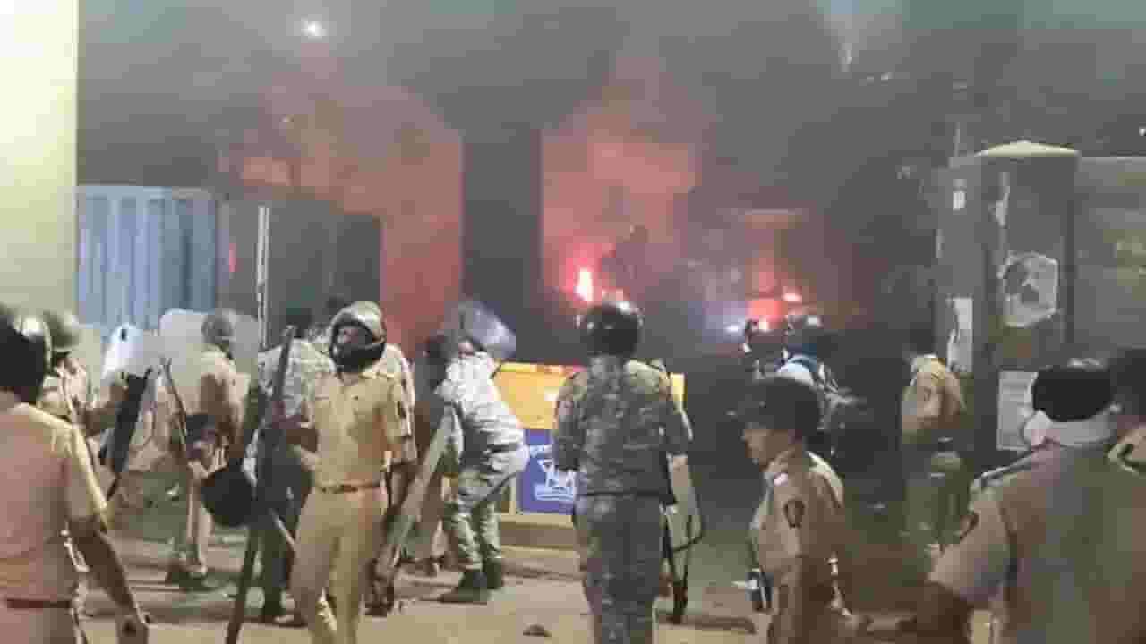 Nagpur Violence : राडा, जाळपोळ.. अन् तणावपूर्ण शांतता; नागपुरात 11 ठिकाणी संचारबंदी