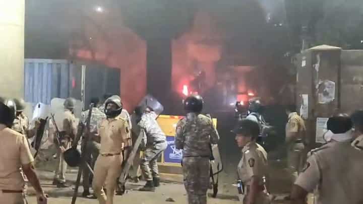 Nagpur Violence : राडा, जाळपोळ.. अन् तणावपूर्ण शांतता; नागपुरात 11 ठिकाणी संचारबंदी Nagpur Violence : राडा, जाळपोळ.. अन् तणावपूर्ण शांतता; नागपुरात 11 ठिकाणी संचारबंदी