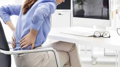 तुम्हीही ६ तासांपेक्षा अधीक काळ एका जागी बसून असता का ? तर हे ‘साइड इफेक्ट’ एकदा नक्की वाचा