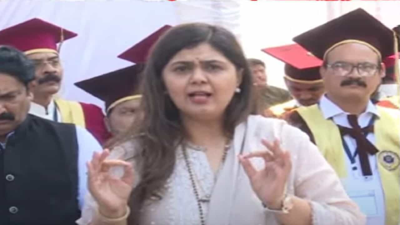 Pankaja Munde Video : 'संतोष देशमुखांच्या आईची मी क्षमा मागते...', सरपंचांच्या हत्येवर बोलताना पंकजा मुंडेंचा कठं दाटला