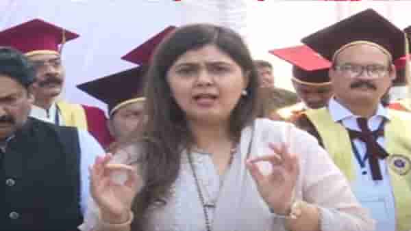 Pankaja Munde Video : ‘संतोष देशमुखांच्या आईची मी क्षमा मागते…’, सरपंचांच्या हत्येवर बोलताना पंकजा मुंडेंचा कठं दाटला