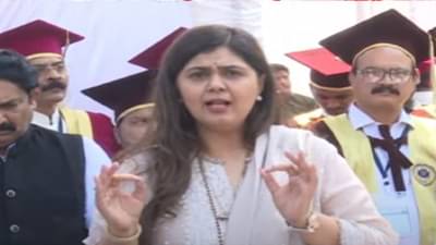 Pankaja Munde Video : ‘संतोष देशमुखांच्या आईची मी क्षमा मागते…’, सरपंचांच्या हत्येवर बोलताना पंकजा मुंडेंचा कठं दाटला
