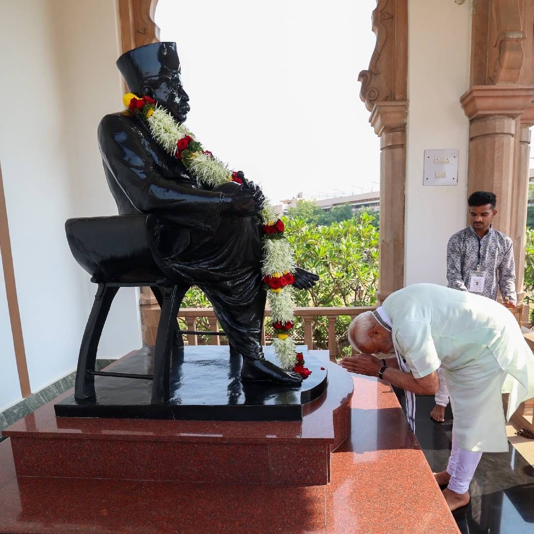 यावेळी पंतप्रधान नरेंद्र मोदींनी मराठीतून भाषणाची सुरुवात केली. त्यांनी देशवासियांना चैत्र नवरात्रीच्या शुभेच्छा दिल्या. "भगवान झुलेलालजी आणि गुरू अंगद देवजी यांची आज जयंती आहे. यावर्षी आरएसएसच्या गौरवशाली प्रवासाला 100 वर्षे पूर्ण होत आहेत. स्मृती मंदिराला भेट देऊन मला हेडगेवार आणि गोळवलकर गुरूजींना आदरांजली वाहण्याची संधी मिळाली. मी दीक्षाभूमीवर बाबासाहेब आंबेडकरांना आदरांजली वाहिली. हे माझं सौभाग्य आहे", असं मोदी म्हणाले. 
