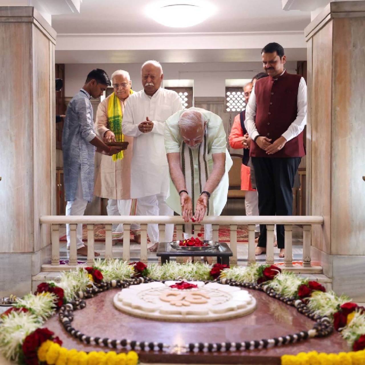 पंतप्रधान नरेंद्र मोदी आज नागपूर दौऱ्यावर आहेत. राष्ट्रीय स्वयंसेवक संघाच्या मुख्यालयातत पोहोचल्यानंतर त्यांनी स्मृती मंदिरात संघाचे संस्थापक डॉ. केबी हेडगेवार यांना आदरांजली वाहिली. यावेळी RSS प्रमुख मोहन भागवतदेखील मोदींसोबत होते. हेडगेवार यांच्यासोबतच मोदींनी माधव सदाशिव गोळवलकर यांनाही आदरांजली वाहिली. 
