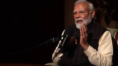 PM Modi Podcast : मोदी वर्षातील 4.5 महिने फक्त एकवेळच जेवतात, नवरात्रीत फक्त गरम पाणी पितात; पॉडकास्टमध्ये खुलासा