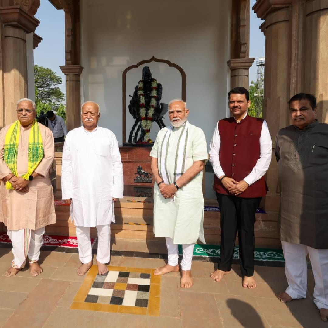 पंतप्रधान म्हणून नरेंद्र मोदी पहिल्यांदाच राष्ट्रीय स्वयंसेवक संघाच्या मुख्यालयात पोहोचले आहेत. याआधी अटलबिहारी वाजपेयी पंतप्रधान असताना संघाच्या मुख्यालयाला भेट दिली होती. राष्ट्रीय स्वयंसेवक संघाचं हे शताब्दी वर्ष आहे. 
