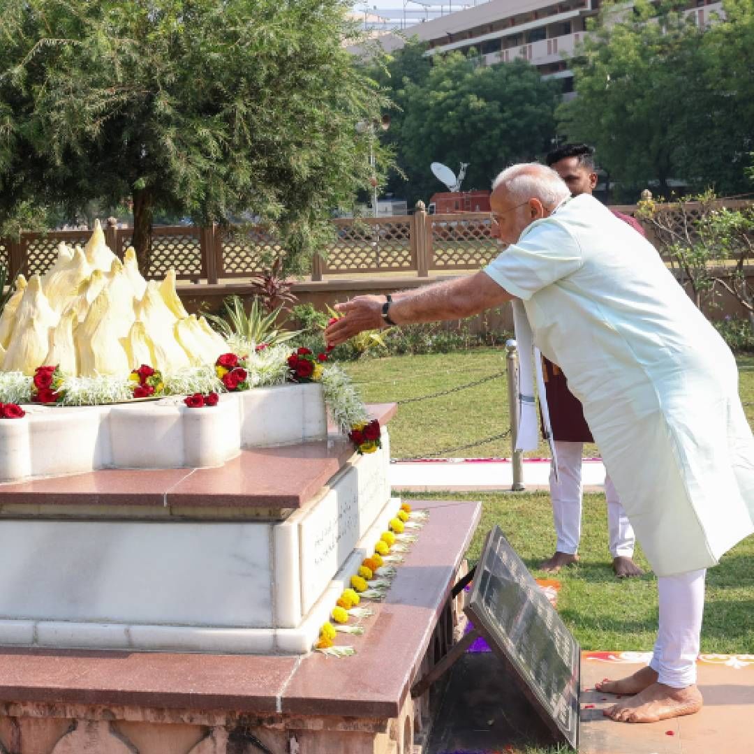 पंतप्रधान मोदींच्या हस्ते माधव नेत्रालयाचं भूमिपूजन पार पडलं. यावेळी राष्ट्रीय स्वयंसेवक संघाचे प्रमुख डॉ. मोहन भागवत, स्वामी अवधेशानंद गिरी, गोविंद गिरी महाराज, महाराष्ट्राचे मुख्यमंत्री देवेंद्र फडणवीस आणि केंद्रीय रस्ते वाहतूक मंत्री नितीन गडकरीदेखील उपस्थित होते. 
