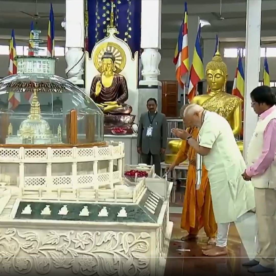 आरएसएसच्या स्मृती मंदिरात काही वेळ घालवल्यानंतर पंतप्रधानांचा ताफा दीक्षाभूमीकडे रवाना झाला. मोदी दीक्षाभूमीवर पंधरा मिनिटं थांबले. याठिकाणी 1956 मध्ये डॉ. बाबासाहेब आंबेडकरांनी बौद्ध धर्माची दीक्षा घेतली होती. मोदींच्या दौऱ्यानिमित्त ट्रस्टकडून संपूर्ण तयारी करण्यात आली. 