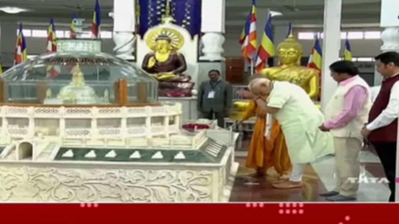 PM Narendra Modi : दिक्षाभूमीला वंदन करून अभिप्राय वहीत पंतप्रधानांनी दिला विशेष संदेश