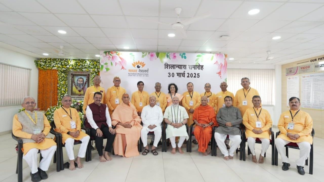 पंतप्रधान नरेंद्र मोदी हे आज नागपूर दौऱ्यावर आहेत. आज ते नागपुरातील विविध कार्यक्रमांना उपस्थित राहणार आहेत. पंतप्रधान नरेंद्र मोदी यांनी राष्ट्रीय स्वयंसेवक संघाच्या (RSS) मुख्यालयाला भेट देऊन स्मृती मंदिरात संघाचे संस्थापक डॉ. केशव बळीराम हेडगेवार यांना आदरांजली वाहिली.