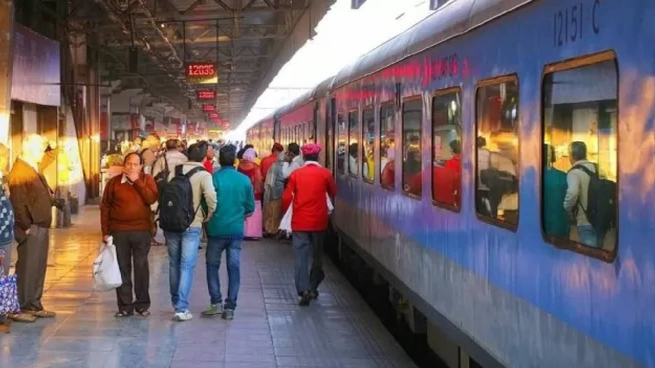 IRCTC च्या अधिकृत वेबसाइटवर जाऊन 'TransactionType' वर क्लिक करा आणि 'Boarding Point Change' हा पर्याय निवडा. पोर्टल उघडल्यावर तुम्हाला तुमचा PNR नंबर टाकावा लागेल. त्यानंतर चेक बॉक्सवर टिक करा.
