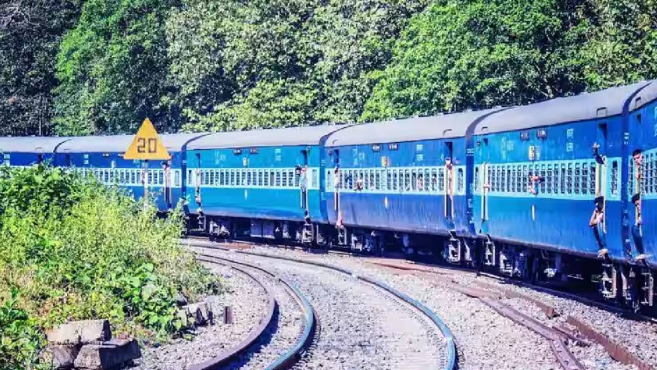 जर तुम्ही रेल्वे आरक्षण तिकिट बुक केलं असेल आणि शेवटच्या क्षणी बोर्डिंग स्टेशन बदलायचं असेल तर तिकिट काऊंटरवर जाण्याची गरज नाही. तुम्हाला हे घरबसल्याही करता येतं. जरी तुम्ही रेल्वे काऊंटरवरून तिकिट काढलं असलं तरीही तुम्ही बोर्डिंग स्टेशन बदलू शकता. तिकिट खरेदी करताना तुमचा मोबाइल नंबर नोंदवायला विसरू नका.
