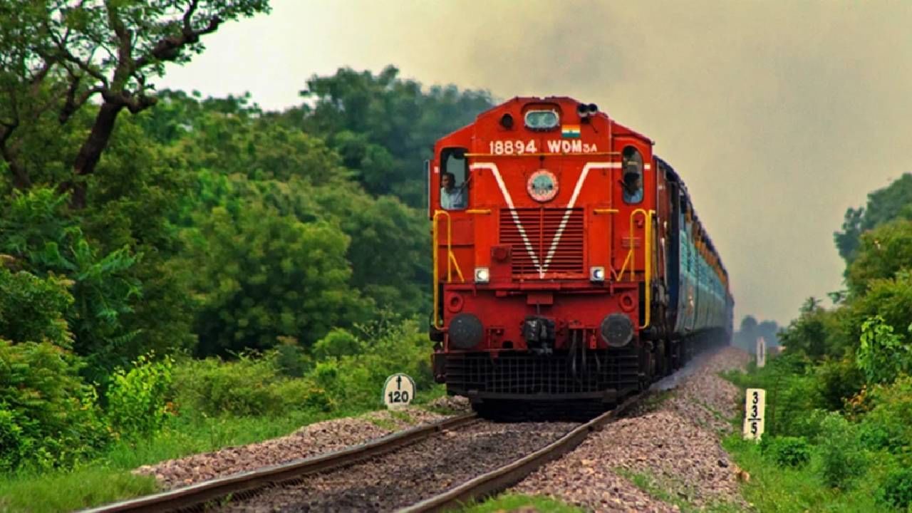 रेल्वे चार्ट तयार होण्यापूर्वी बोर्डिंग स्टेशन बदलण्याची प्रक्रिया केली जाते. तर ट्रेन सुटल्यानंतर 24 तासांच्या आत बोर्डिंग स्टेशन बदललं तर सामान्य परिस्थितीत कोणताही परतावा दिला जाणार नाही. जर ट्रेन रद्द झाली किंवा तीन तासांपेक्षा जास्त उशीर झाला तरच पैसे परत केले जातील.