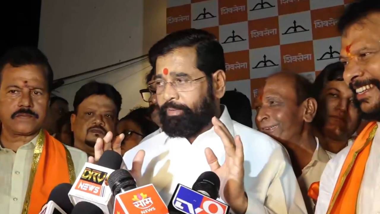 उद्धव ठाकरे यांचे दोन शिलेदार शिंदे गटात; ठाकरे गटाला मुंबईत पुन्हा मोठा धक्का उद्धव ठाकरे यांचे दोन शिलेदार शिंदे गटात; ठाकरे गटाला मुंबईत पुन्हा मोठा धक्का