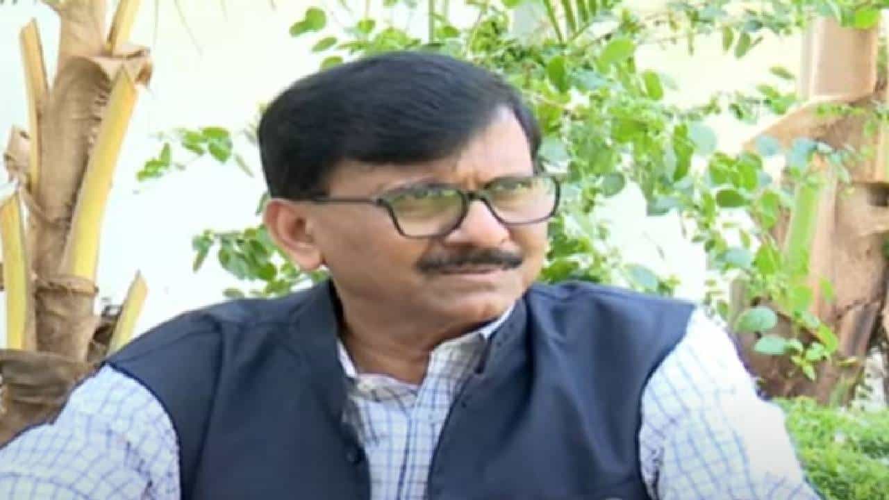 Sanjay Raut : आताच सुरसुरी का आली? काढून टाका मग दाढ्या, संजय राऊतांचा शिंदेवर हल्ला, फडणवीस यांना आवाहन काय?