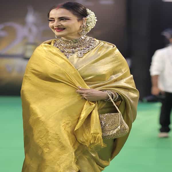 यावेळी राजस्थानमधील जयपूरमध्ये आयोजित करण्यात आलेल्या IIFA अवॉर्ड्स 2025 मध्ये रेखा यांच्या सौंदर्याने चाहत्यांना घायाळ केलं. सध्या त्यांचे काही फोटो सोशल मीडियावर तुफान व्हायरल होत आहेत.