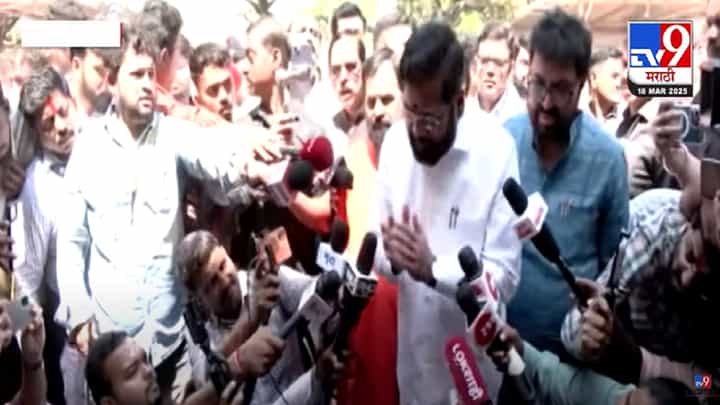 विधानभवन परिसरात पत्रकारांना धक्काबुक्की, माध्यमांच्या प्रतिनिधींचंच आंदोलन; शिंदे हात जोडून म्हणाले... विधानभवन परिसरात पत्रकारांना धक्काबुक्की, माध्यमांच्या प्रतिनिधींचंच आंदोलन; शिंदे हात जोडून म्हणाले...