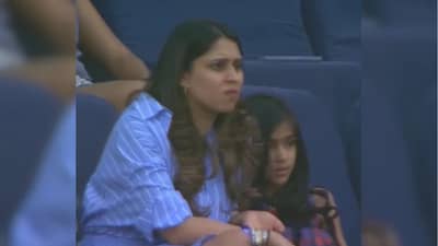 IND vs NZ: रोहित शर्मा याला मैदानात झाले काय? टेन्शनमध्ये आली पत्नी रितिका अन् मुलगी