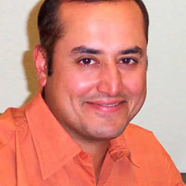 सध्या ज्या उद्योजकाची चर्चा रंगली आहे त्याचं नाव साबीर भाटिया असं आहे. जो सध्या AI वर काम करत आहे आणि क्लीन फॅनॅटिक्सचा सह-संस्थापक देखील आहे. साबीरने 4 जुलै 1996 रोजी जॅक स्मिथसोबत हॉटमेलची सह-स्थापना केली. साबीरने 1998 मध्ये बिल गेट्स यांना 3300 कोटी रुपयांना हॉटमेल कंपनी विकली.