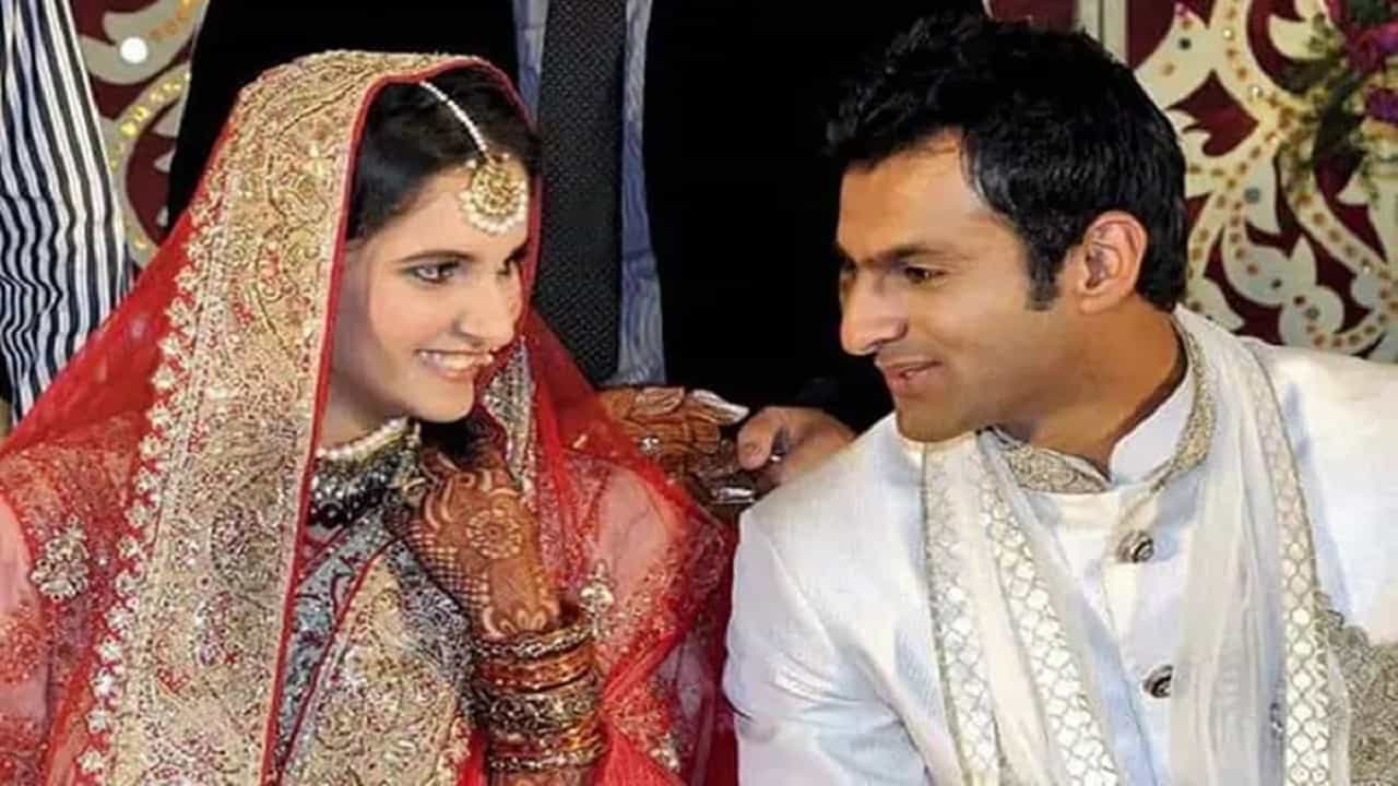पाकिस्तानी क्रिकेटपटू शोएब मलिकपासून घटस्फोट घेतल्यानंतर सानियाने दुबईत नव्या आयुष्याला सुरुवात केली आहे. सानिया जगातील अव्वल टेनिसपटू आहे. तिच्याकडे 210 कोटींची संपत्ती आहे. सानिया शोएब याची दुसरी पत्नी आहे.