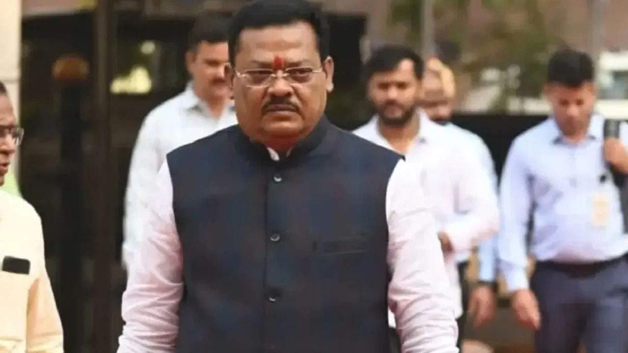 Sanjay Shirsat : लाडक्या बहिणींमुळे तिजोरीवर भार आलाय, त्यामुळे..; कर्जमाफीवर शिरसाटांचा मोठा खुलासा Sanjay Shirsat : लाडक्या बहिणींमुळे तिजोरीवर भार आलाय, त्यामुळे..; कर्जमाफीवर शिरसाटांचा मोठा खुलासा