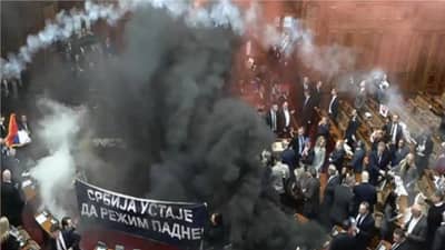 सर्बियाच्या संसदेत अभूतपूर्व गोंधळ, खासदारांनी स्मोक ग्रेनेड फेकले, जोरदार बाचाबाची अन्...