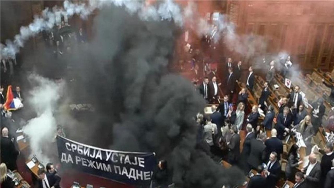 सर्बियाच्या संसदेत अभूतपूर्व गोंधळ, खासदारांनी स्मोक ग्रेनेड फेकले, जोरदार बाचाबाची अन्...