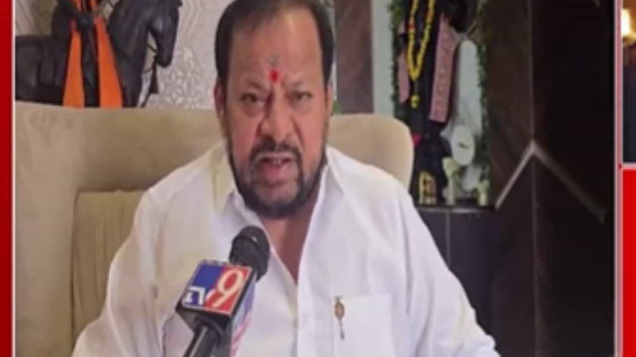 Shahajibapu Patil : 'ठाणे का टायगर, आखो मे अंगार..'; शिंदेंच्या समर्थनार्थ शहाजीबापूंनी गायलं गाणं