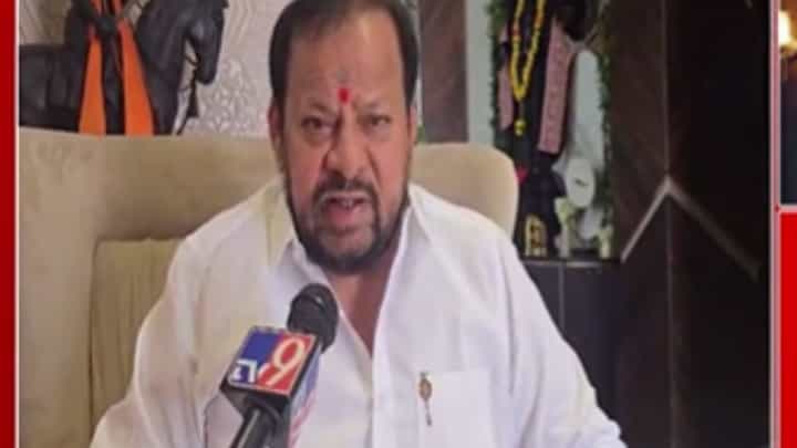 Shahajibapu Patil : 'ठाणे का टायगर, आखो मे अंगार..'; शिंदेंच्या समर्थनार्थ शहाजीबापूंनी गायलं गाणं Shahajibapu Patil : 'ठाणे का टायगर, आखो मे अंगार..'; शिंदेंच्या समर्थनार्थ शहाजीबापूंनी गायलं गाणं