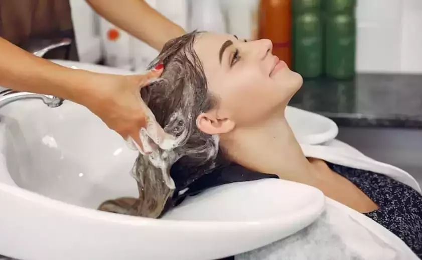 दररोज केसांना कंडिशनर लावणे योग्य आहे का? जाणून घ्या तज्ञांचे मत