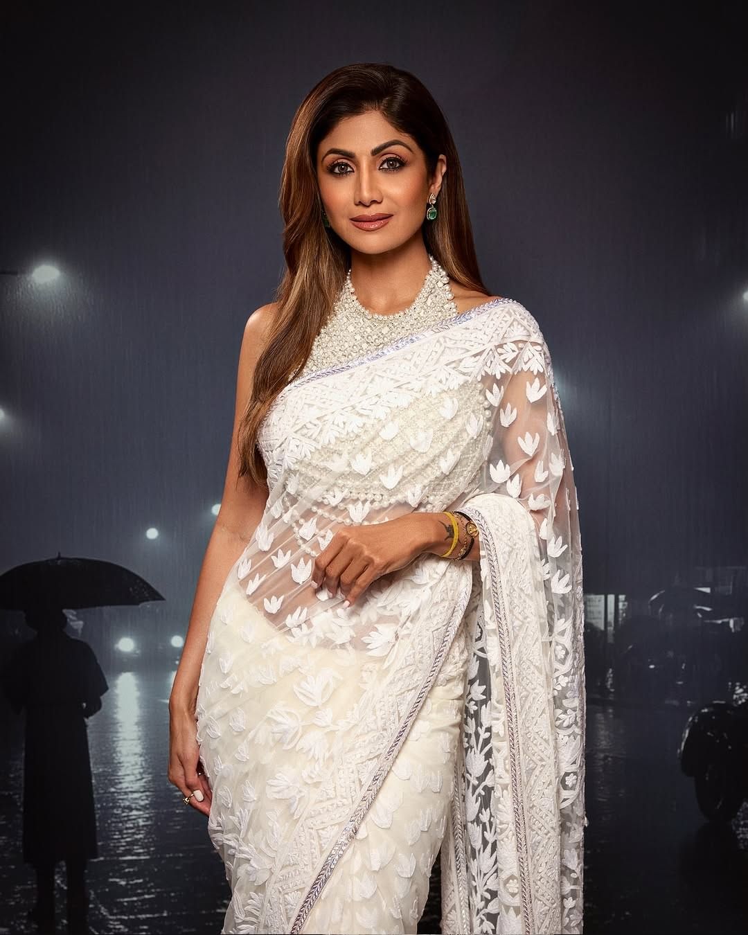 आजही अभिनेत्री चाहत्यांना फिटनेस आणि फॅशन टिप्स देत असते. शिल्पा सोशल मीडियावर कायम सक्रिय असते. सोशल मीडियावर तिच्या चाहत्यांची संख्या देखील मोठी आहे.