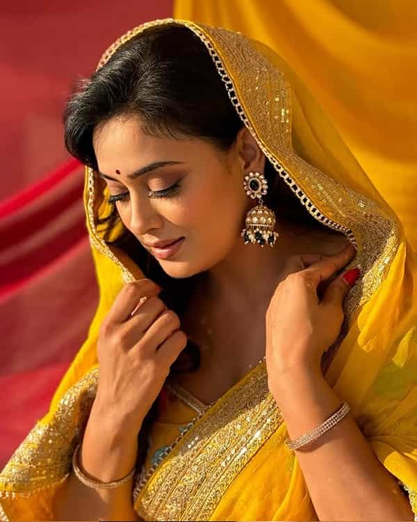 अभिनेत्री श्वेता तिवारी हिने सोश मीडियावर स्वतःचे काही फोटो पोस्ट केले आहे. पिवळ्या रंगाच्या साडीत अभिनेत्री बोल्ड आणि क्लासी दिसत आहे.