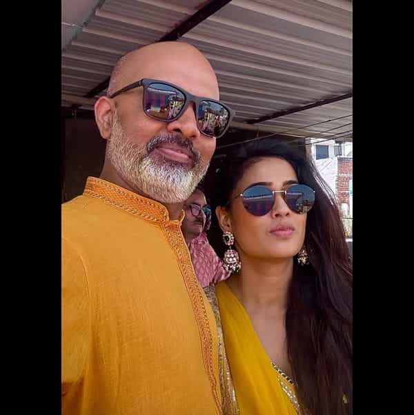 अभिनेत्री श्वेता तिवारी कायम सोशल मीडियावर फोटो आणि व्हिडीओ पोस्ट करत चाहत्यांच्या संपर्कात राहण्याचा प्रयत्न करत असते. आता देखील काही फोटोंमुळे अभिनेत्री चर्चेत आली आहे.