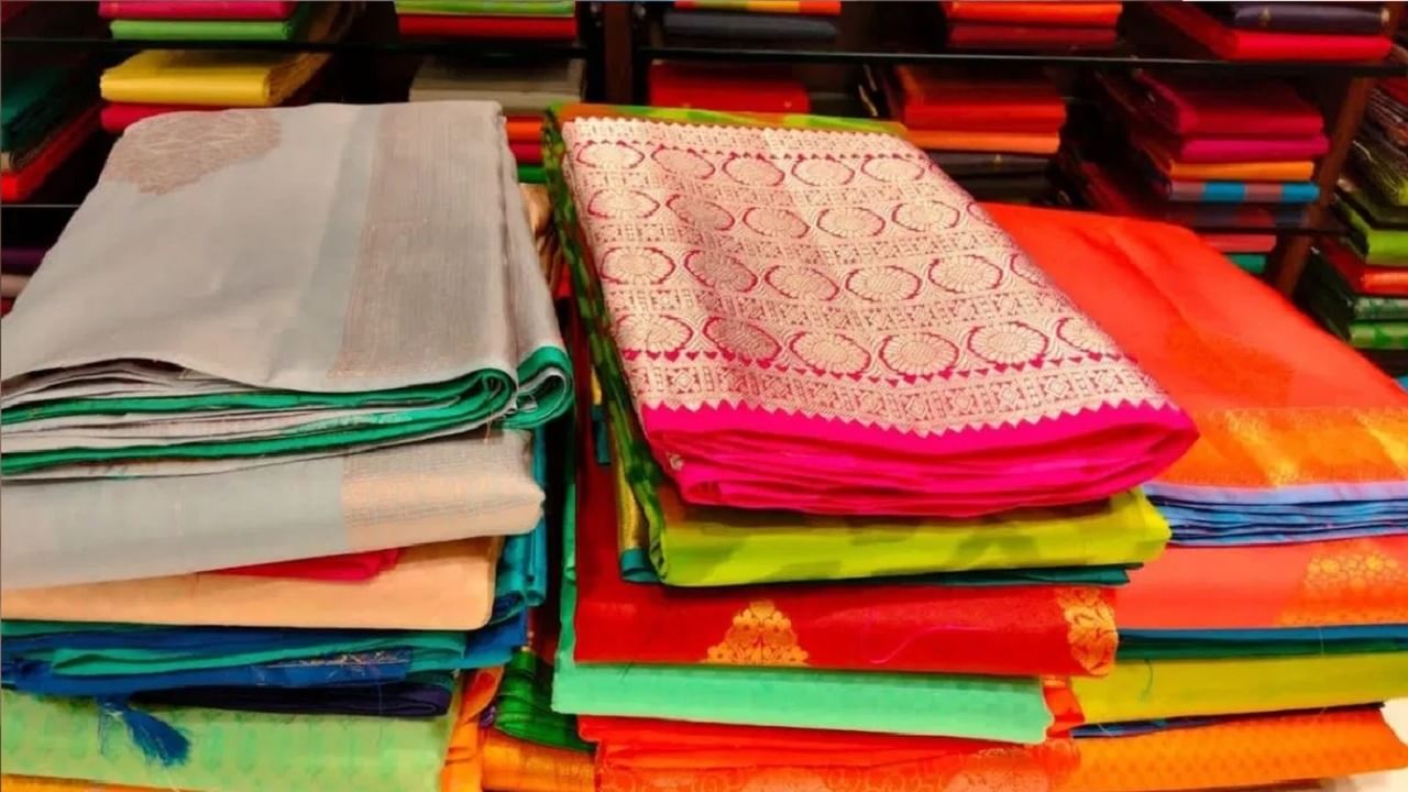 तुमच्या कांजीवरम सिल्क साडीची चमक कायम टिकवून ठेवण्यासाठी 'या' चुका टाळा, जाणून घ्या सोप्या टिप्स तुमच्या कांजीवरम सिल्क साडीची चमक कायम टिकवून ठेवण्यासाठी 'या' चुका टाळा, जाणून घ्या सोप्या टिप्स