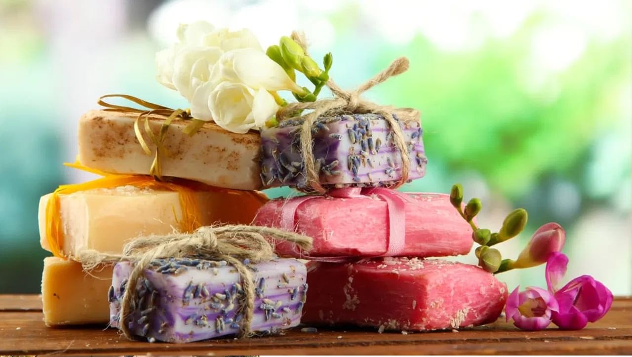 हा 'साबण' नेमका आला कुठून ? ४ मोठे फायदे व तोटे एकदा नक्की वाचा हा 'साबण' नेमका आला कुठून ? ४ मोठे फायदे व तोटे एकदा नक्की वाचा