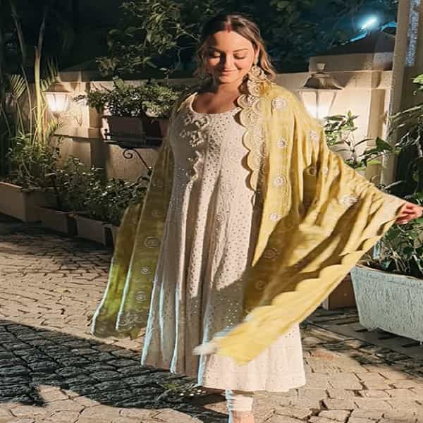 अभिनेत्री सोनाक्षी सिन्हा हिने पारंपरिक ड्रेस, सिंदूर, टिकली... अशा सिंपल लूकमध्ये फोटोशूट केलं आहे. सध्या अभिनेत्रीचे फोटो तुफान व्हायरल होत आहेत.