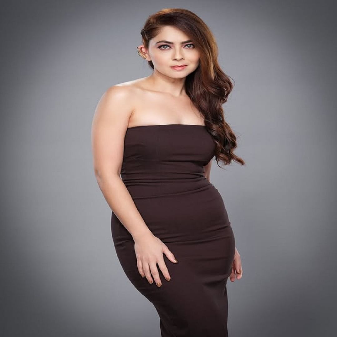 मराठी चित्रपटसृष्टीतील अप्सरा अर्थात अभिनेत्री सोनाली कुलकर्णी (Sonalee Kulkarni) कायम तिच्या सौंदर्यामुळे चर्चेत असते. सोशल मीडियाच्या माध्यमातून अभिनेत्री कायम चाहत्यांना फॅशन गोल्स देत असते...