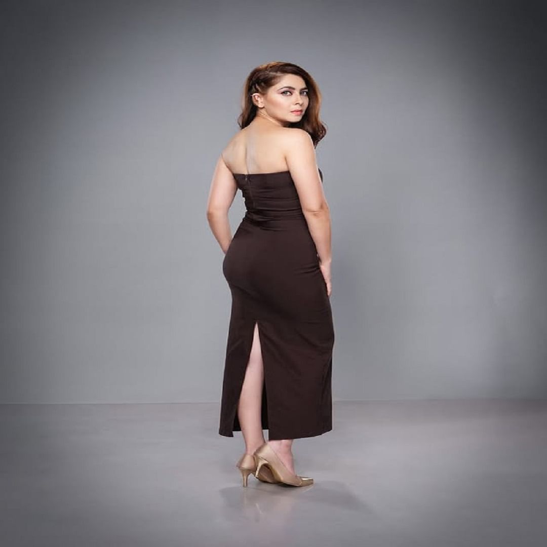 आता देखील अभिनेत्री काही फोटो सोशल मीडियावर तुफान व्हायरल होत आहे. फोटोमध्ये अभिनेत्री बोल्ड आणि क्लासी दिसत आहे. चाहत्यांनाही तिचा हा अंदाज प्रचंड आवडलेला दिसतोय.